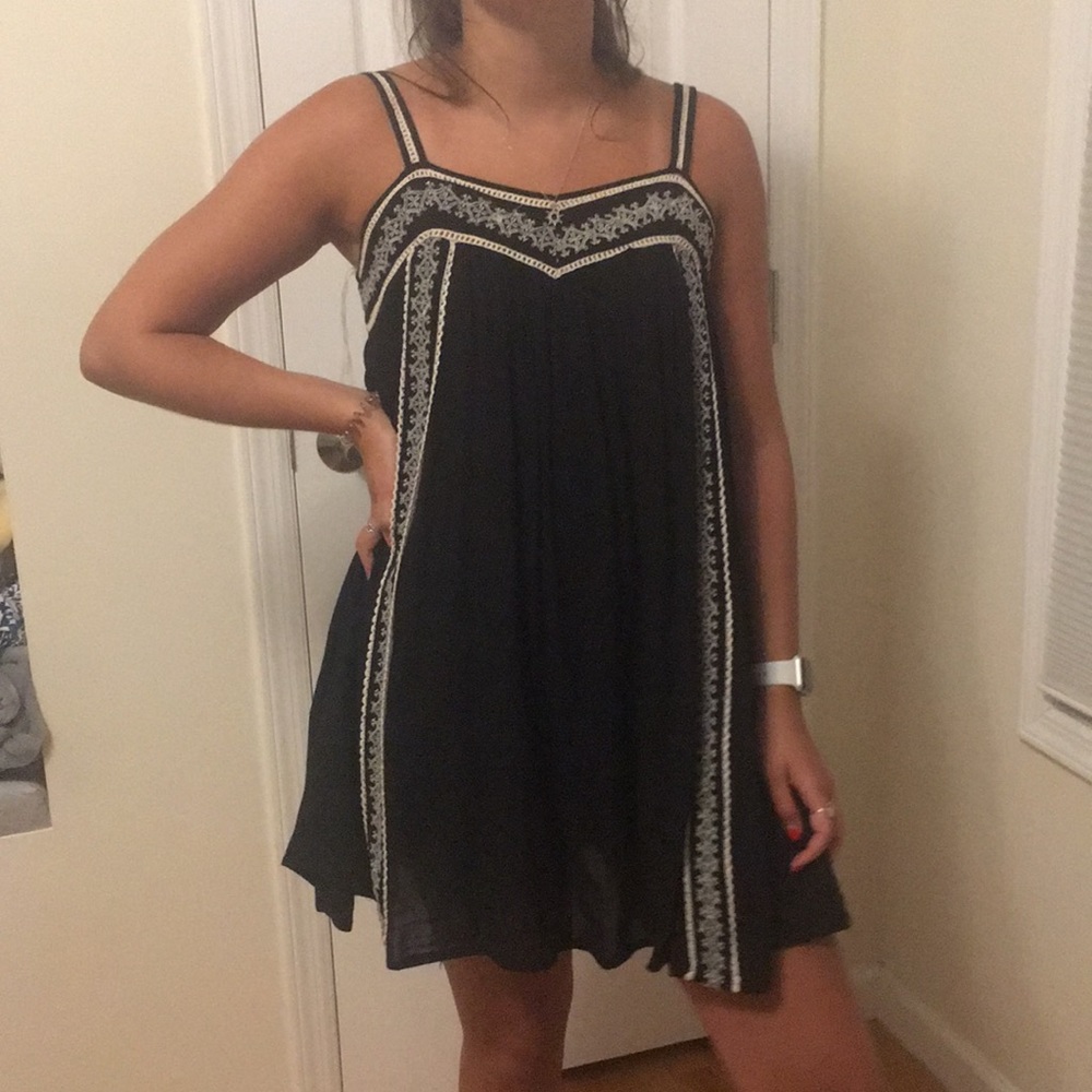 BNWT Boho style flowy dress w/embroidery detail
